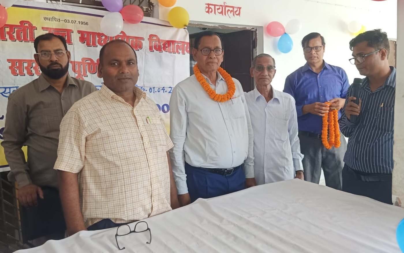 समारोह आयोजित कर प्रधानाध्यापक को दी गयी विदाई