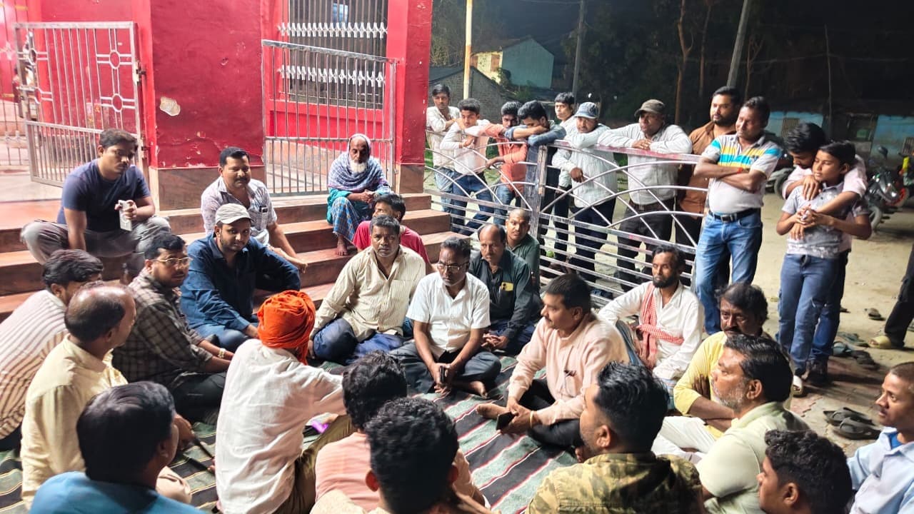 रेलवे गुमटी है बंद, लोगों की दिनचर्या पर पड़ने लगा असर, समाधान निकालने पर हुआ विचार विमर्श