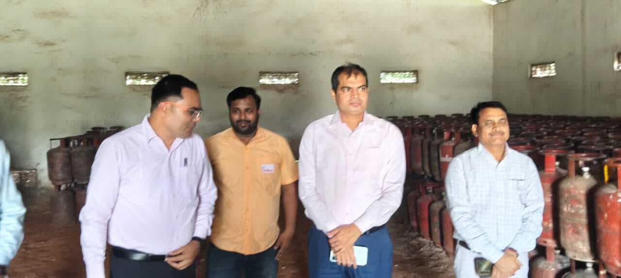 प्रभारी सचिव ने एलपीजी एजेंसी के स्टॉक का किया औचक निरीक्षण