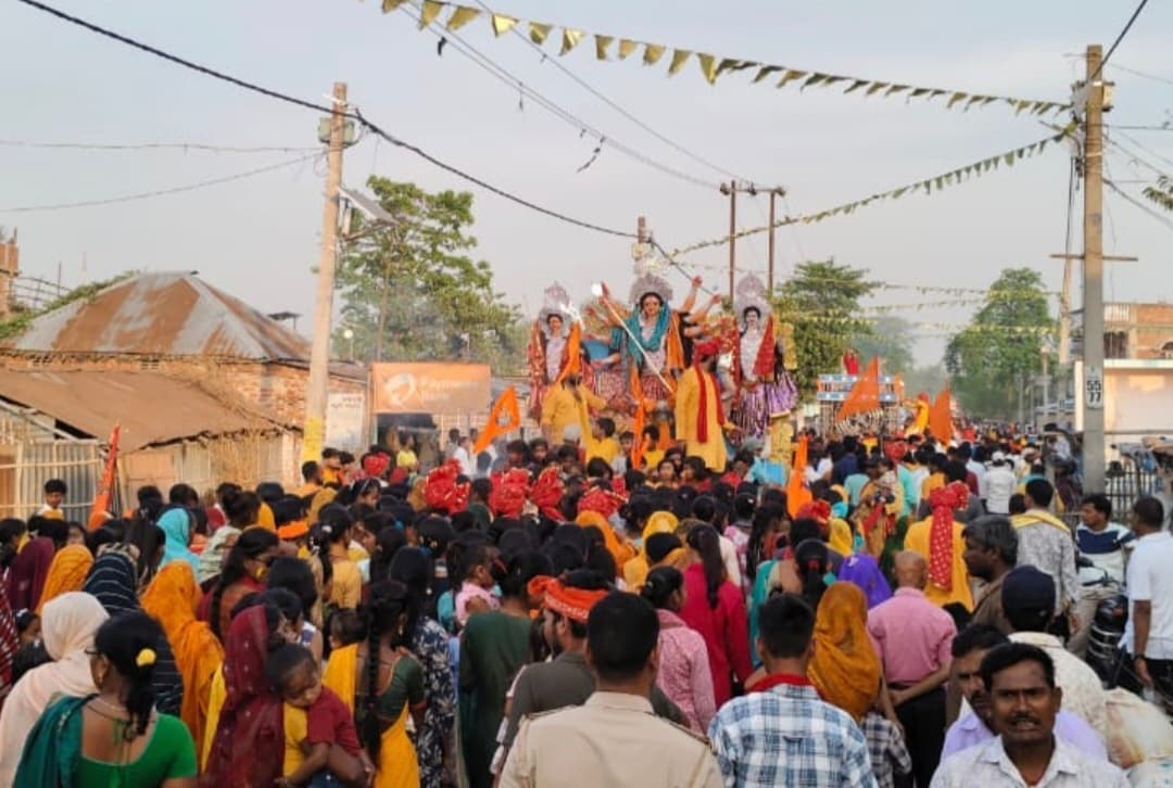 फलका में चैती दुर्गा प्रतिमा का नम आंखों से किया विसर्जन