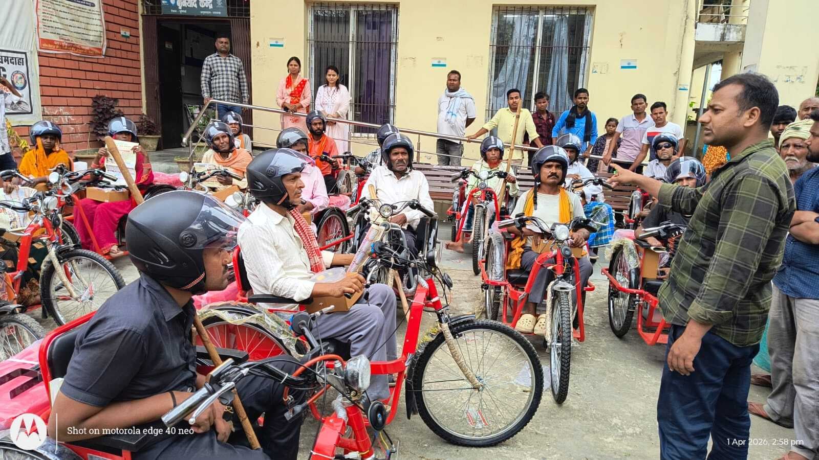 बुनियाद केंद्र में ट्राईसाइकिल वितरण