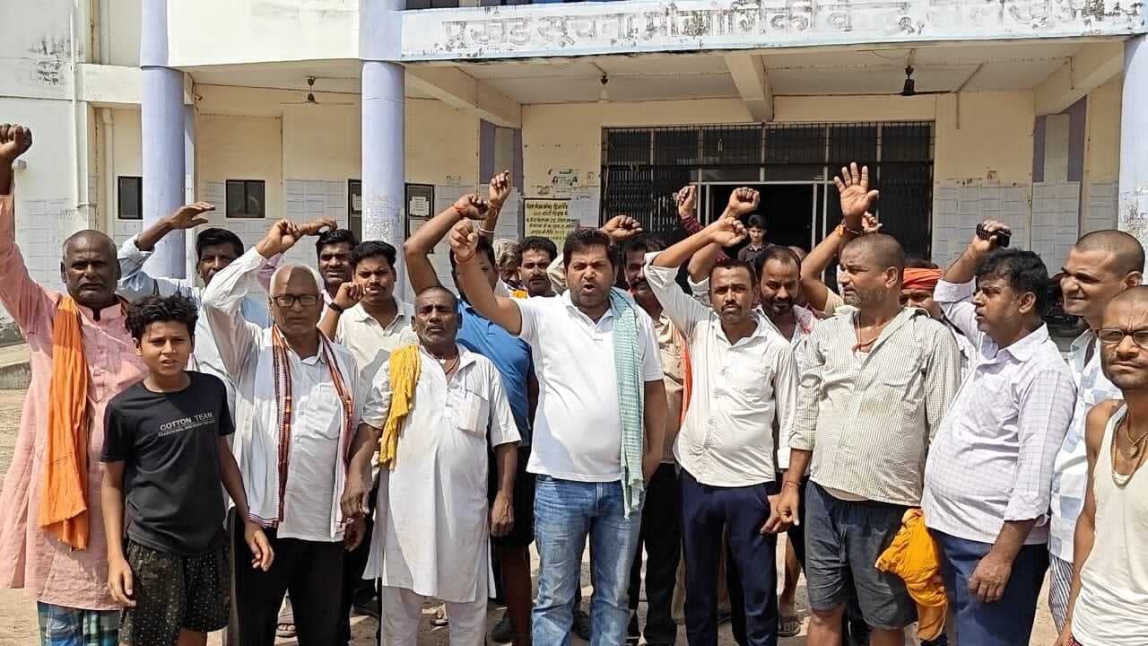 आंधी-तूफान से हुई क्षति पर किसानों व मजदूरों का प्रदर्शन, मुआवजे की मांग