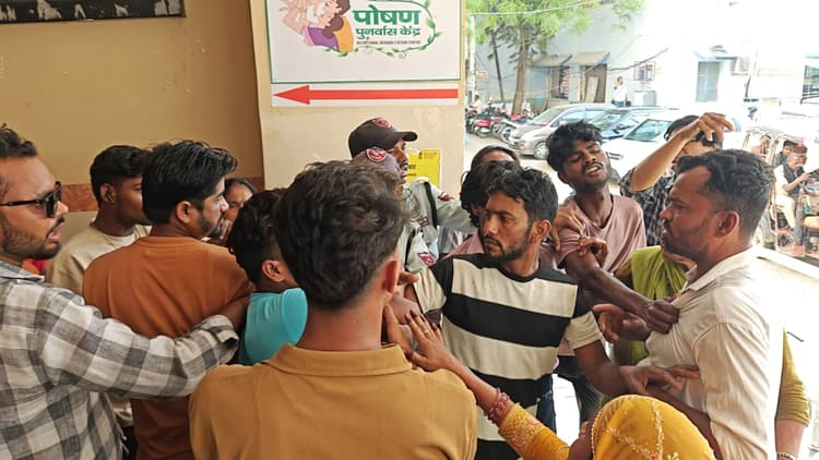 सदर अस्पताल में सड़क दुर्घटना में घायल दो पक्ष इलाज को पहुंचे, आपस में भिड़े