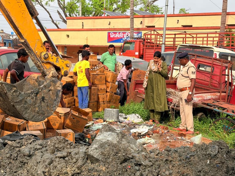 देसी व विदेशी शराब को किया गया नष्ट