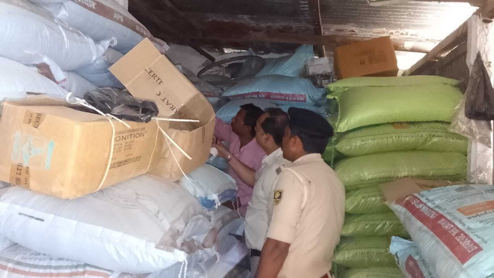 खाद दुकान पर छापा, अनियमितता उजागर, कार्रवाई का आदेश