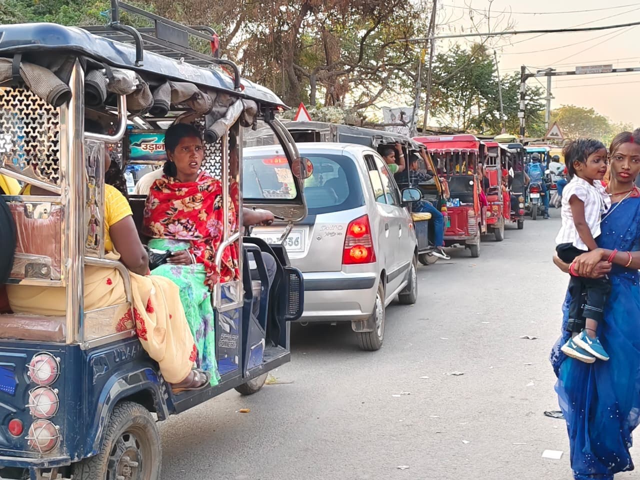 दशरथपुर समपार फाटक पर प्रतिदिन तीन बार लगता है जाम, यात्री हो रहे परेशान