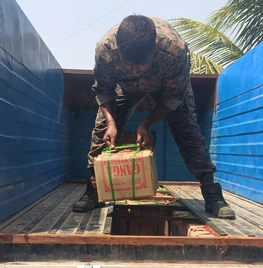 पिकअप वाहन से 1679 बोतल अंग्रेजी शराब बरामद, दो तस्कर गिरफ्तार