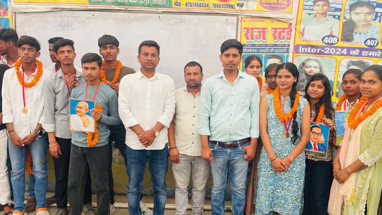 हरिपुर में मैट्रिक व इंटर परीक्षा में बेहतर अंक प्राप्त करने वाले छात्र हुए सम्मानित