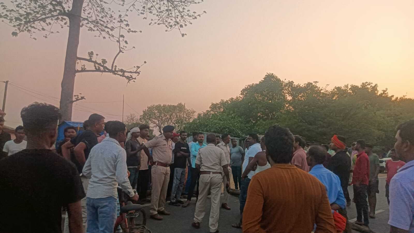 ट्रक की चपेट में आने से बाइक पर सवार तीन लोग घायल