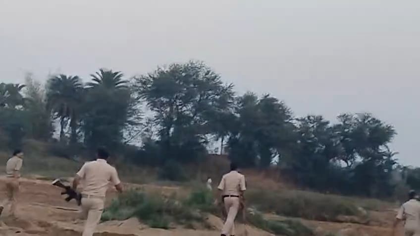 पसहाना घाट पर छापेमारी में बालू लदा ट्रैक्टर जब्त