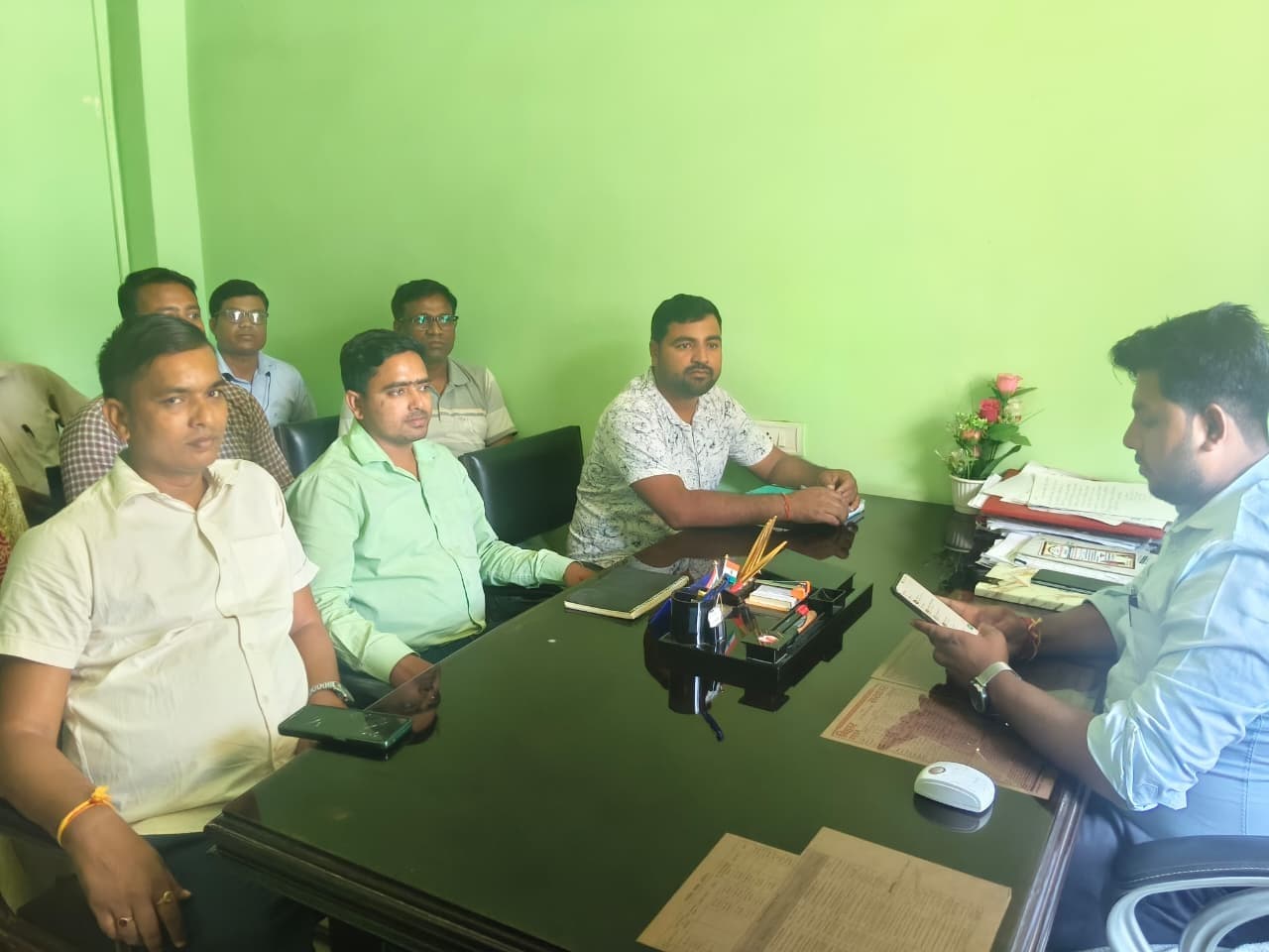 बीडीओ ने कर्मियों के साथ की बैठक, योजनाओं का हुई समीक्षा