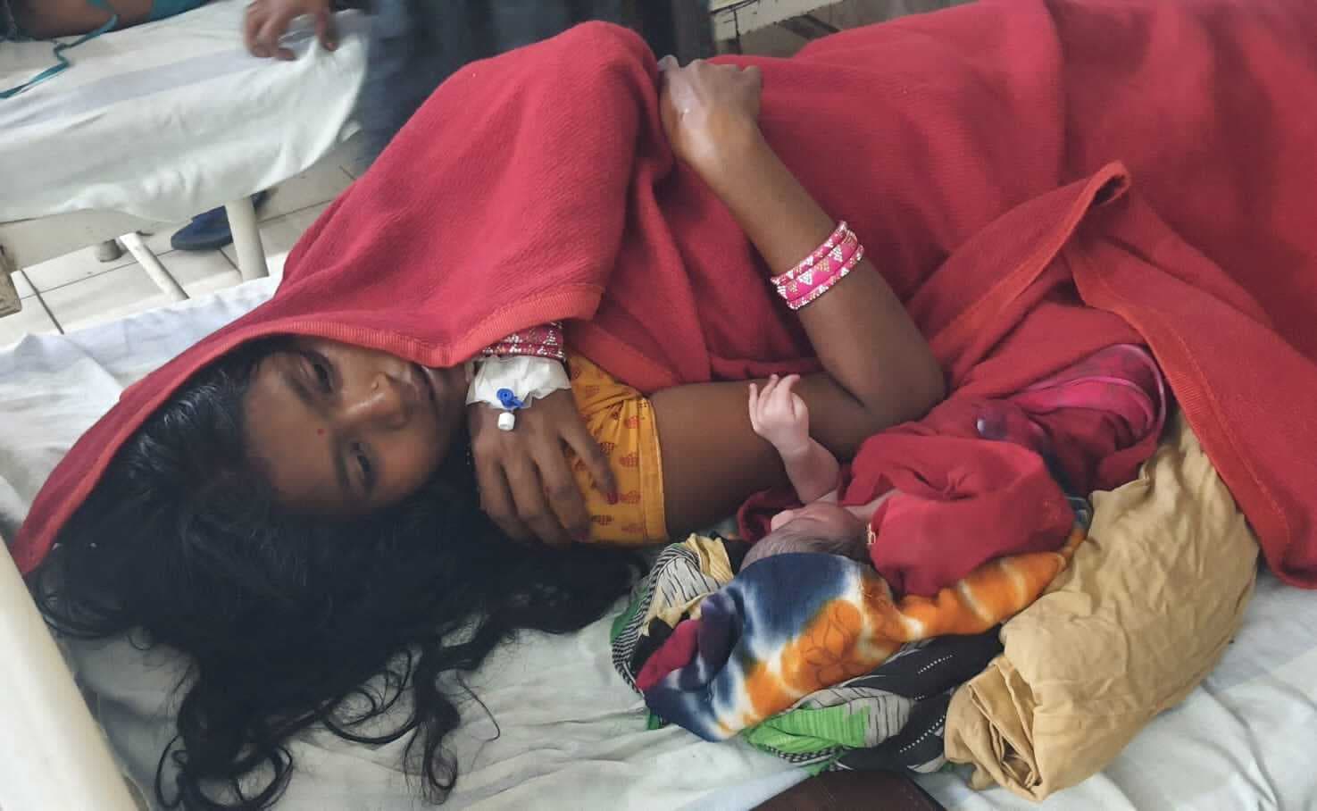 सड़क दुर्घटना में पति की मौत के 24 घंटे बाद पत्नी ने पुत्र को दी जन्म