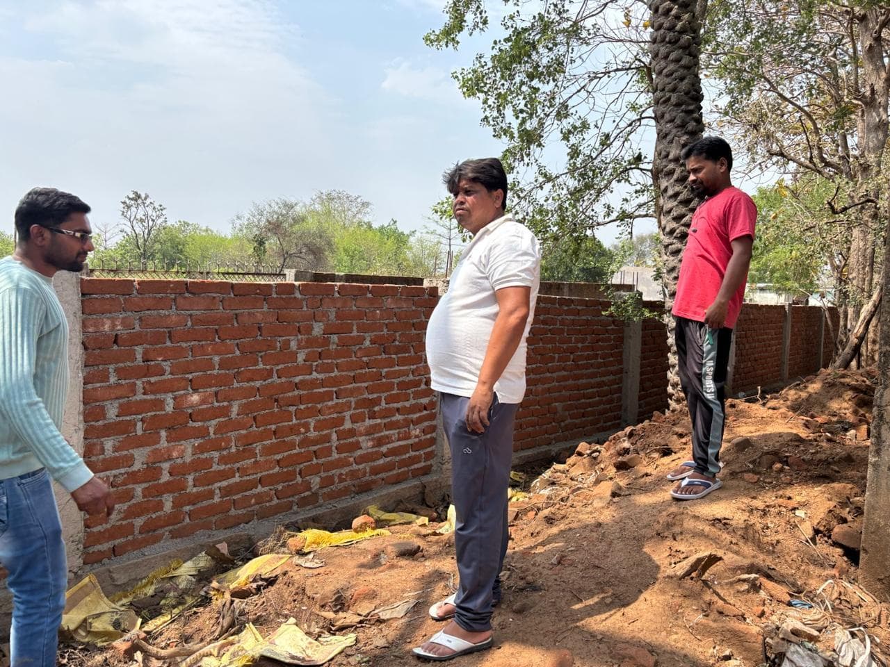 पालोजोरी:  स्कूल की चारदीवारी निर्माण में घटिया सामग्री का आरोप