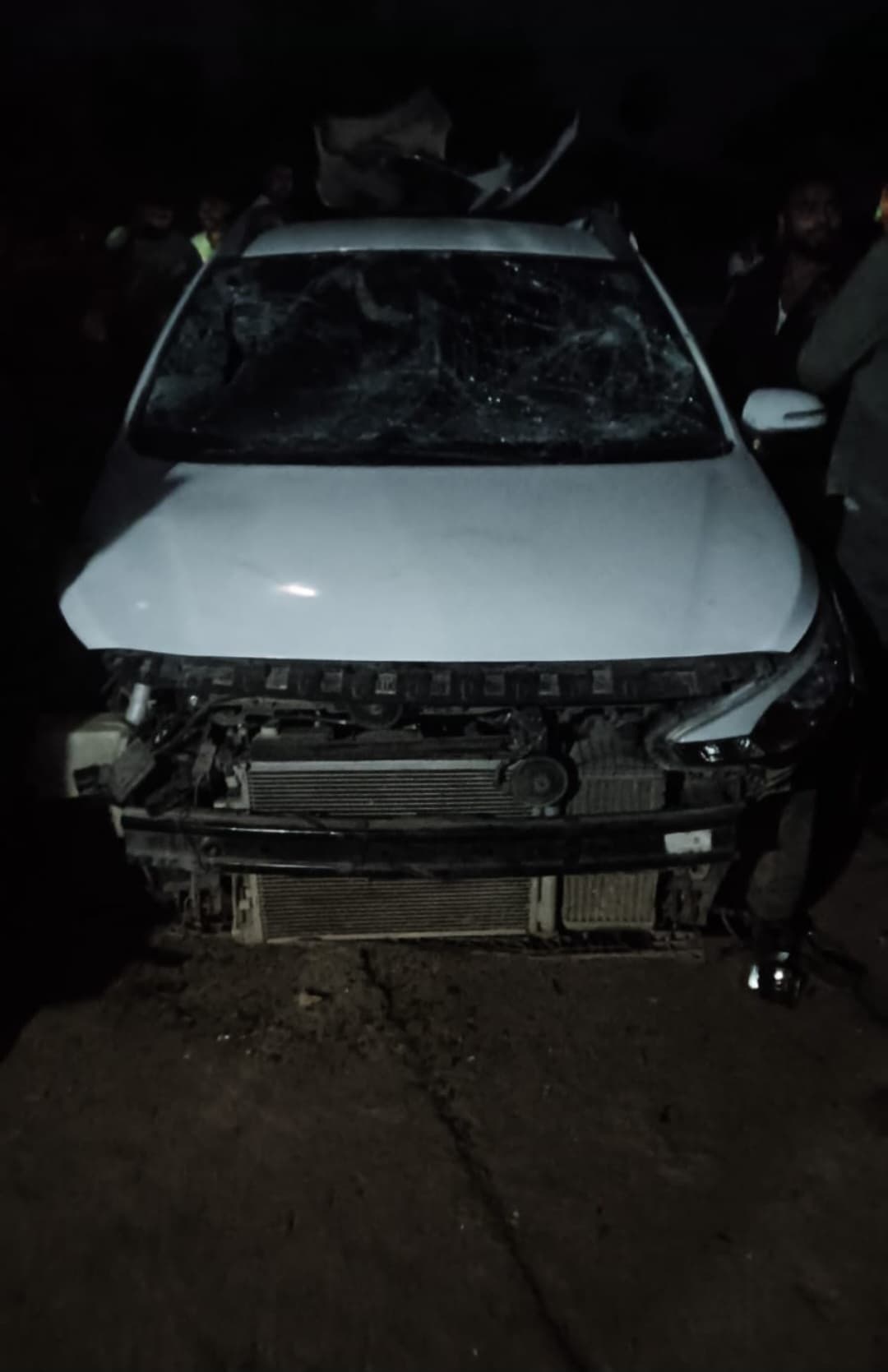 Giridih News :सड़क किनारे चल रहे युवक को कार ने मारा धक्का, गंभीर