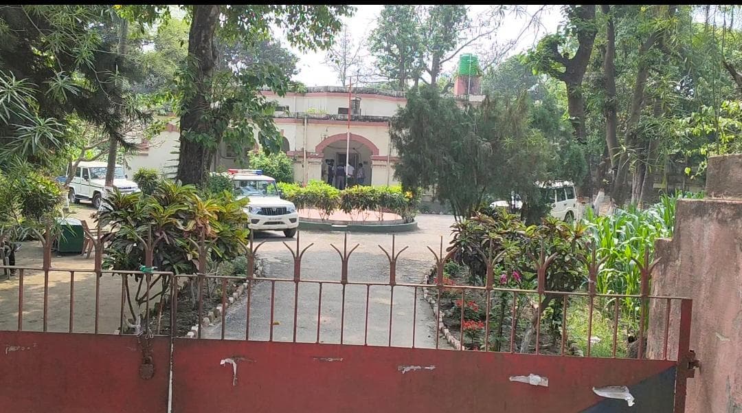 2.5 करोड़ का बंगला, 25 भूखंड व महिला मित्र के साथ ''बेनामी'' कनेक्शन