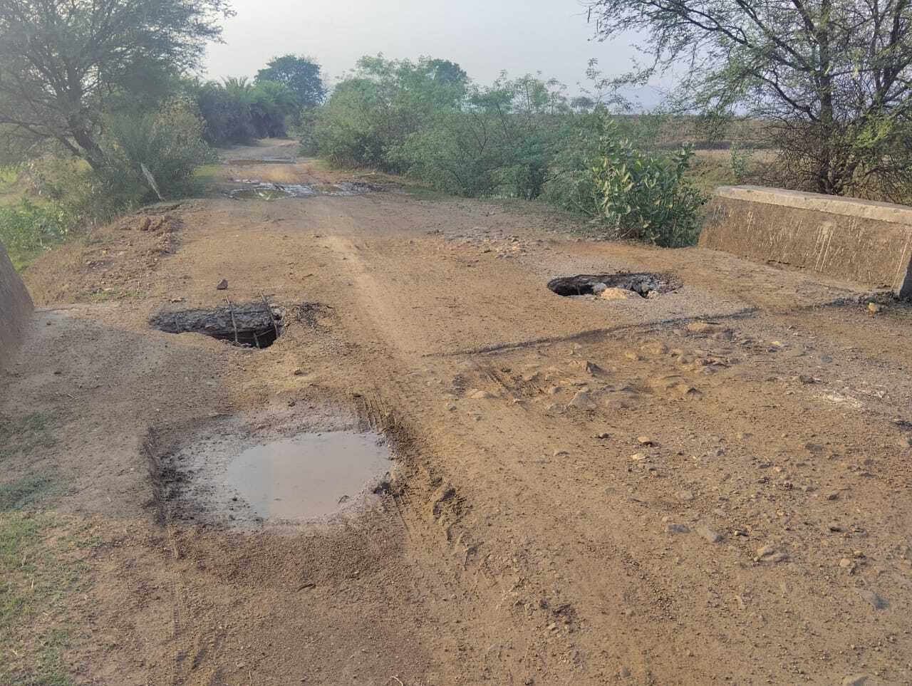 Chaibasa News : सिमिदीरी पंचायत की सड़कें बदहाल, रिश्तेदारों ने गांव आना छोड़ा