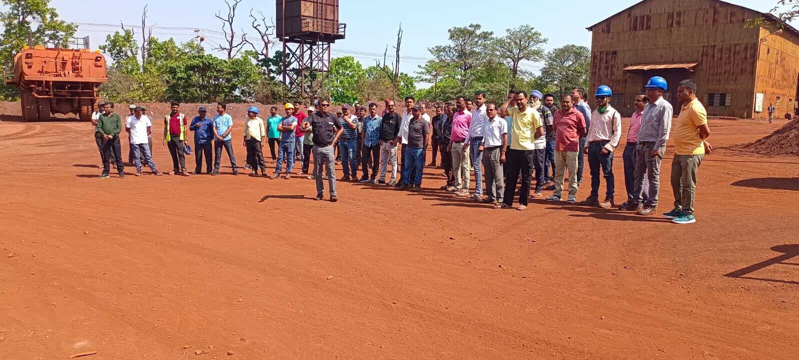 Chaibasa News : सेल प्रबंधन के खिलाफ भड़के मजदूर, मेघाहातुबुरु में प्रदर्शन