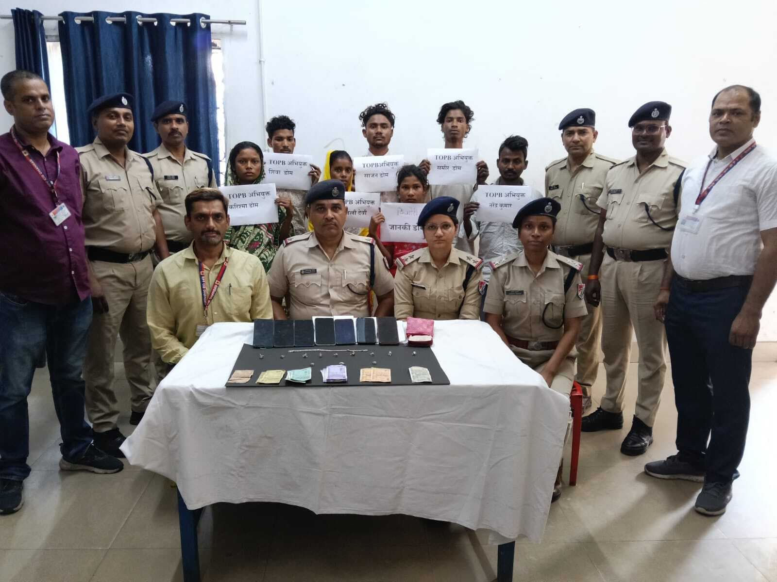 Dhanbad News: यात्रियों का सामान चोरी करने वाले एक किशोरी समेत छह सदस्य पकड़ाये