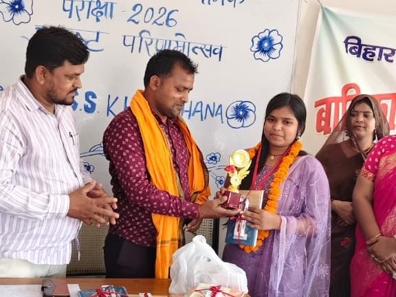 खरहना विद्यालय में मेधावी छात्र-छात्राओं को किया गया सम्मानित