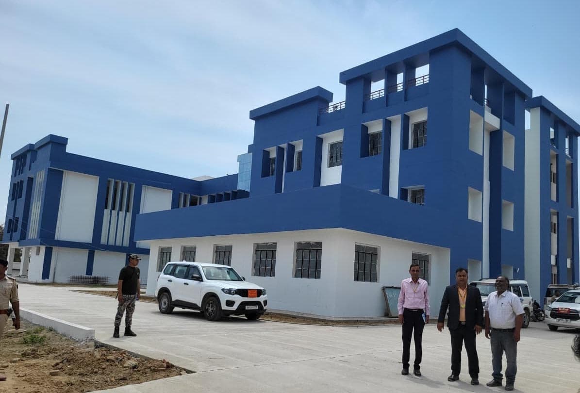 डीएम ने निर्माणाधीन पिछड़ा वर्ग कन्या आवासीय विद्यालय के धीमी कार्य पर जतायी नाराजी