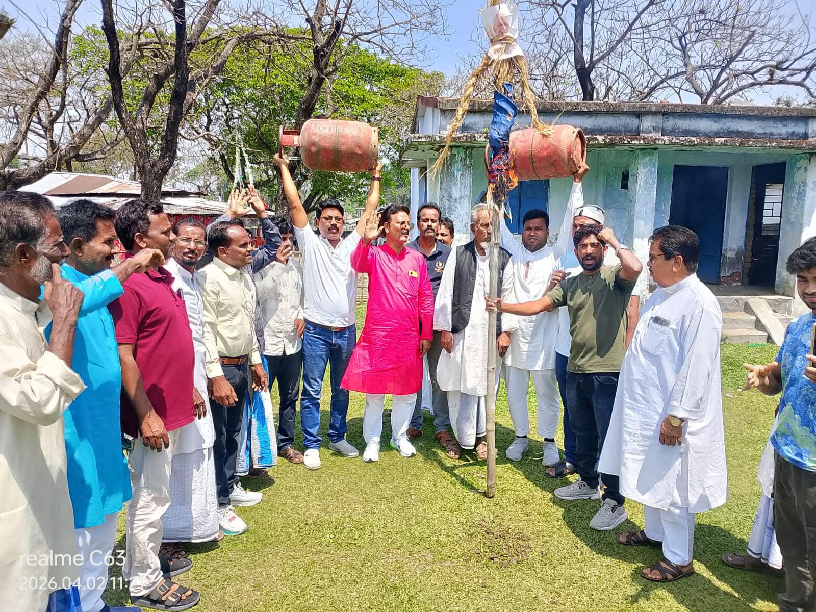 एलपीजी की किल्लत व बढ़ती कीमतों के विरोध में कांग्रेस ने जलाया पीएम का पुतला