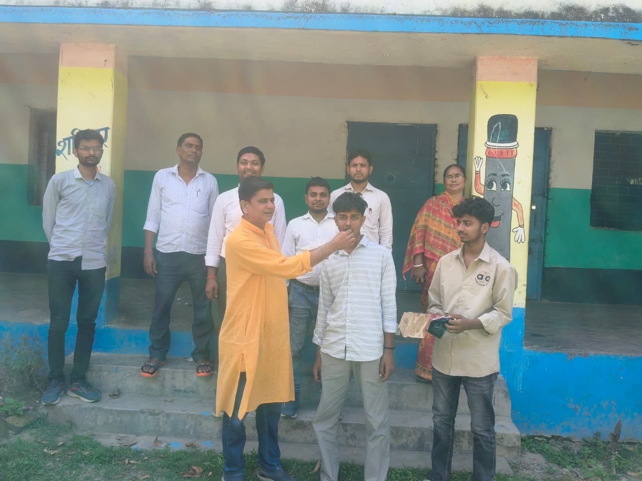 मैट्रिक में बेहतर परिणाम वाले छात्रों को किया सम्मानित