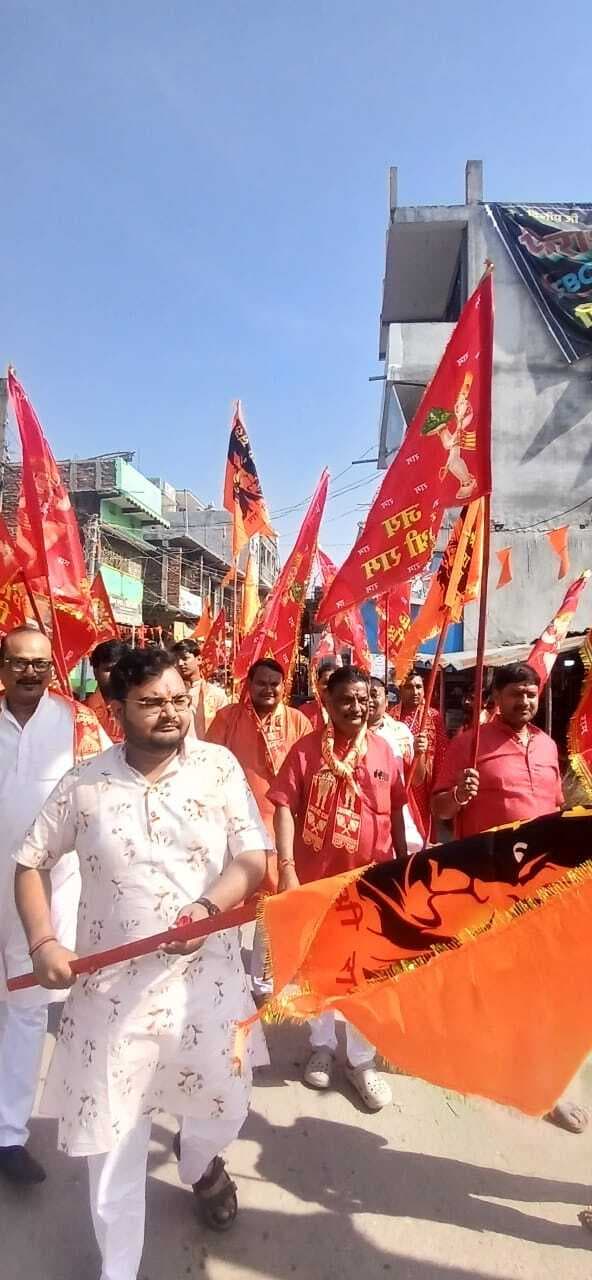 हनुमान जयंती के अवसर पर राधाकृष्ण ठाकुरबाड़ी से निकाली गयी भव्य निशान यात्रा