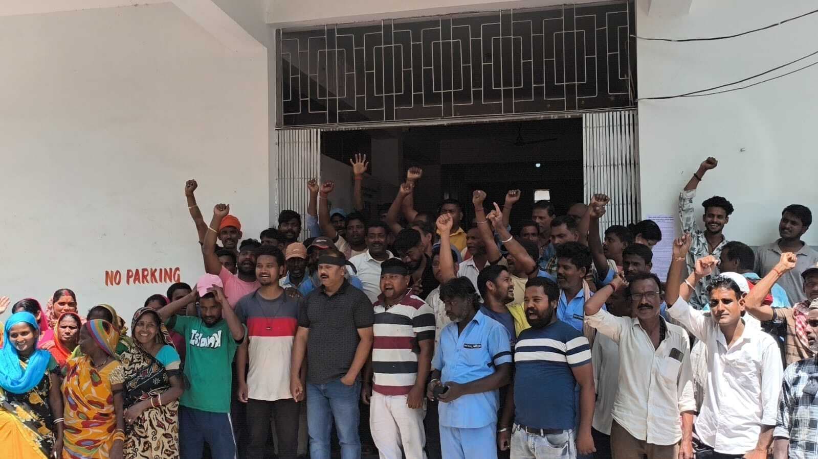 छह सूत्री मांगों को ले निगम कार्यालय के गेट पर कर्मियों ने किया प्रदर्शन