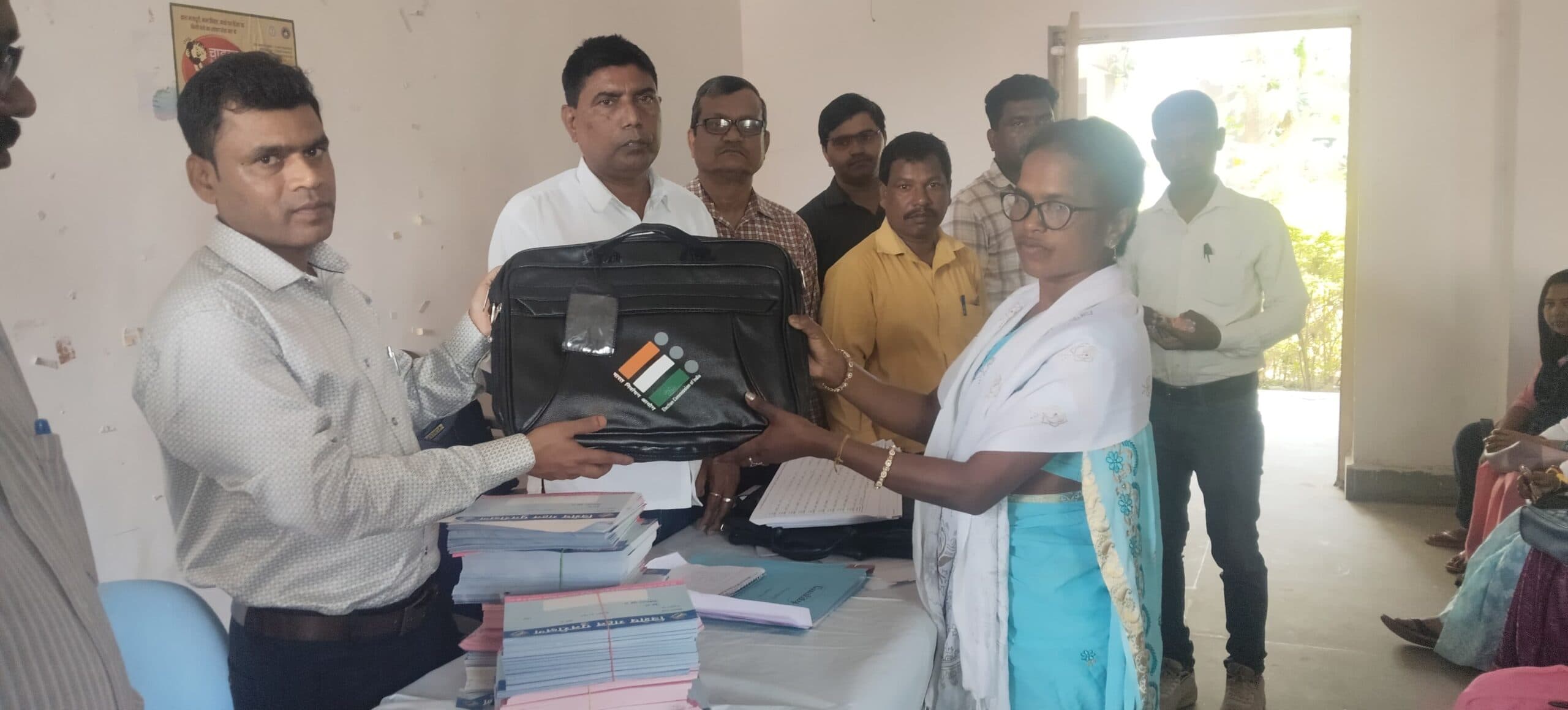 एसआइआर को लेकर बीएलओ के बीच किट वितरित