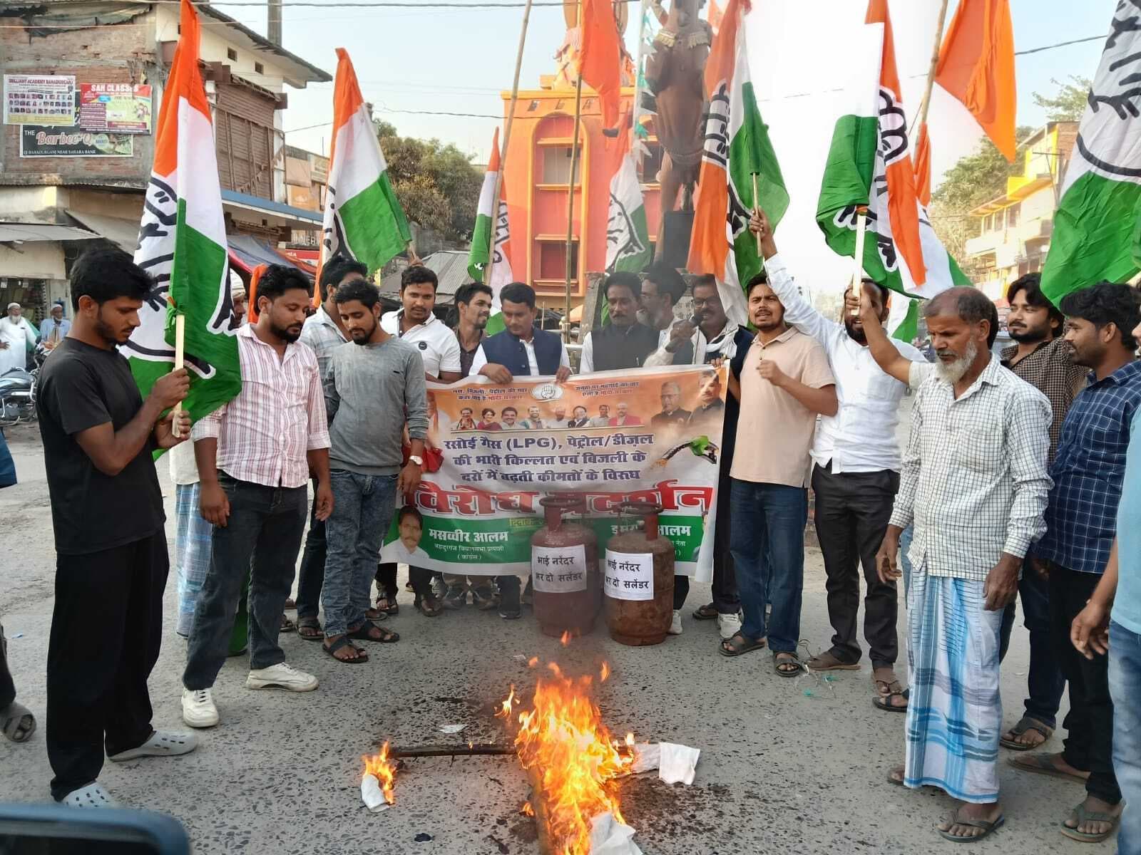पेट्रोलियम पदार्थों की किल्लत के खिलाफ कांग्रेस का प्रदर्शन, पीएम का पुतला फूंका