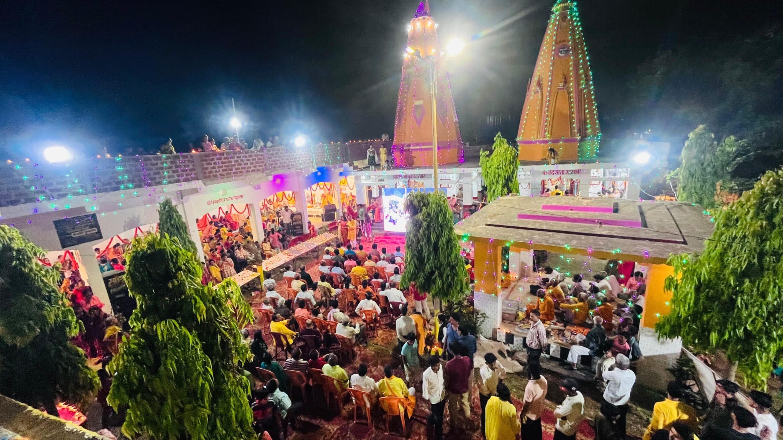वार्षिकोत्सव पर दीपों से जगमगा उठा राम-जानकी मंदिर