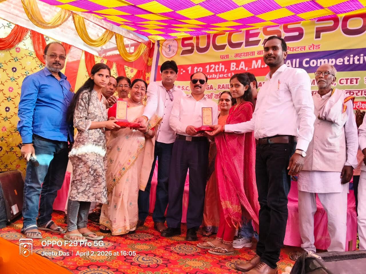 मेधावी छात्रों काे किया सम्मानित