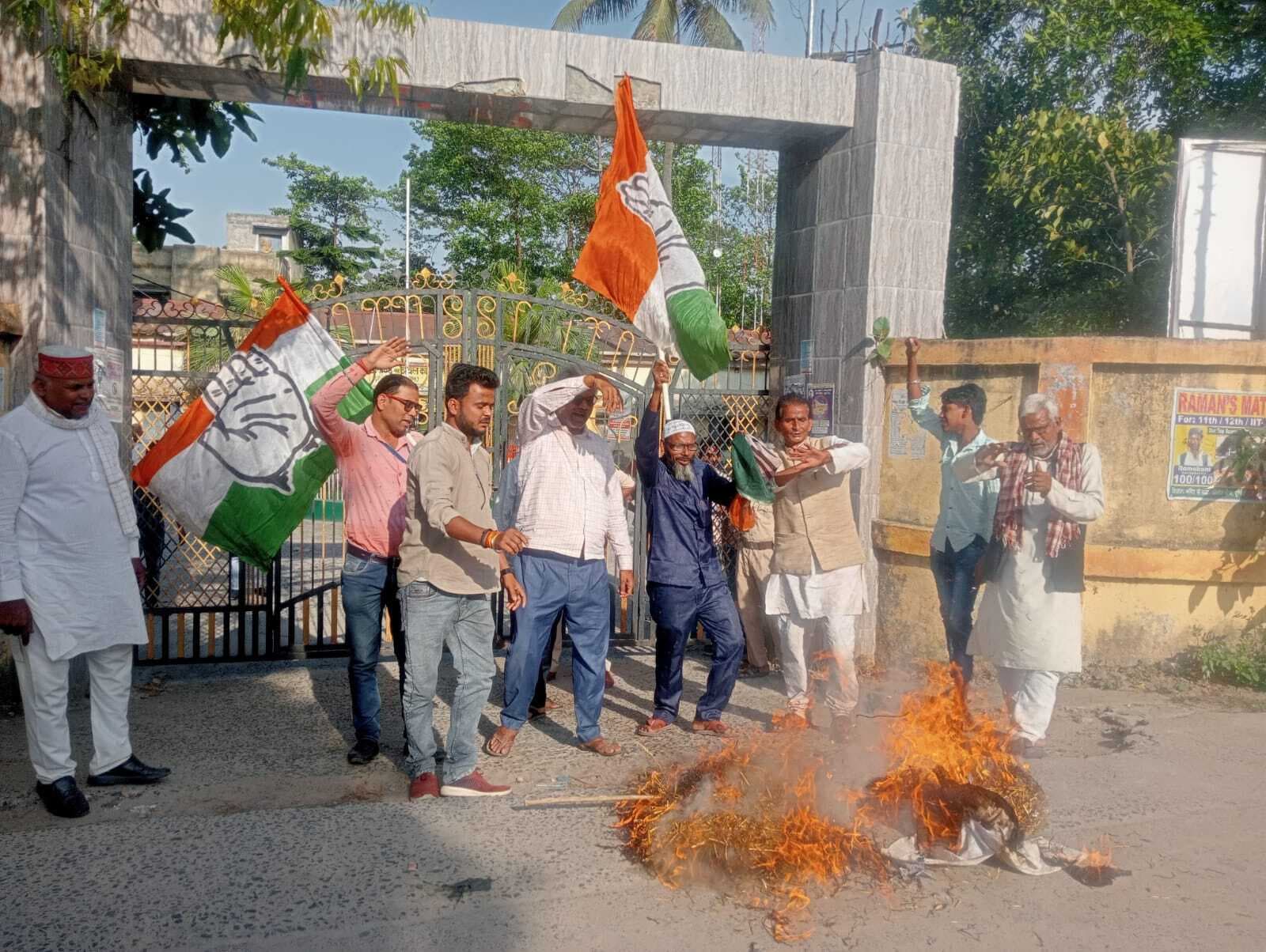 कांग्रेस कार्यकर्ताओं ने पीएम मोदी का जलाया पुतला