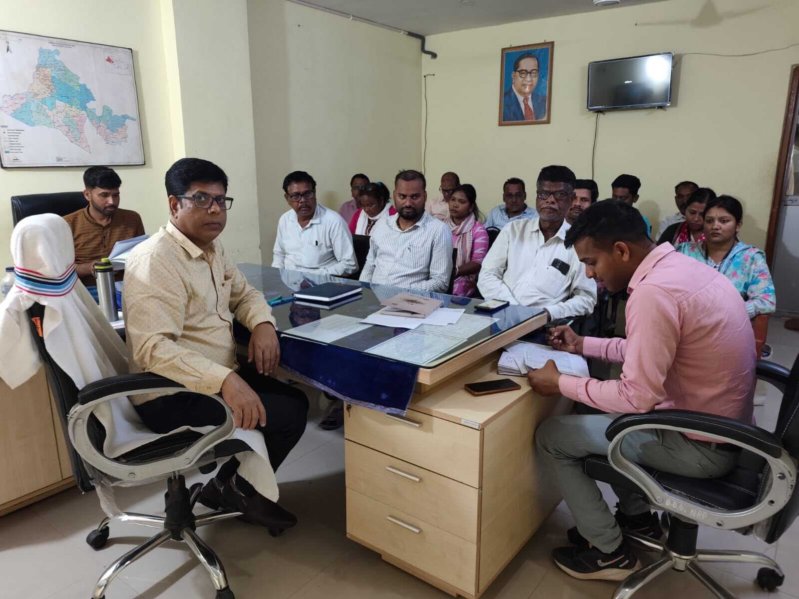 अपूर्ण पीएम व अबुआ आवासों को जल्द करायें पूर्ण : बीडीओ