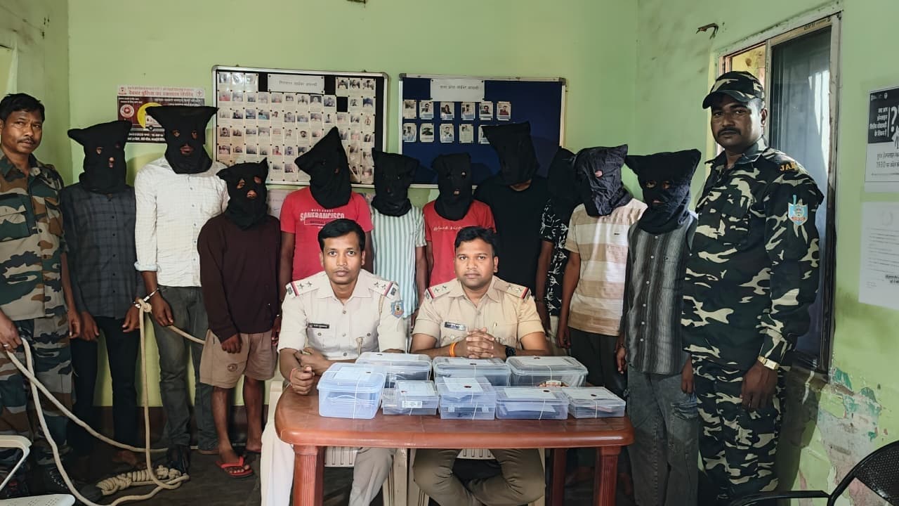 Deoghar News : सरकारी योजनाओं का लाभ दिलाने के नाम पर ठगी करने वाले 10 आरोपित गिरफ्तार