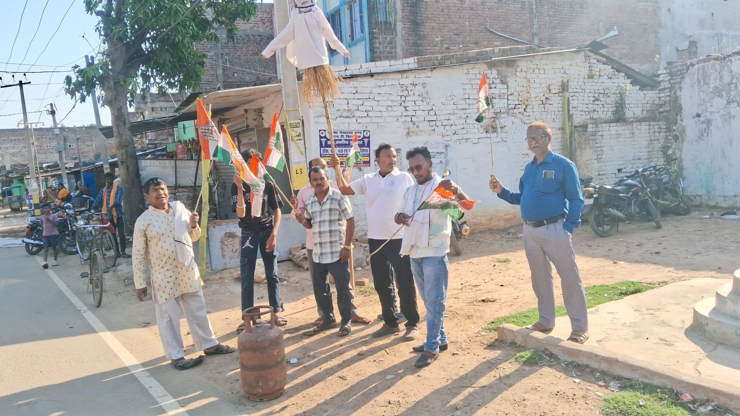 रसोई गैस की किल्लत पर कांग्रेस का प्रदर्शन