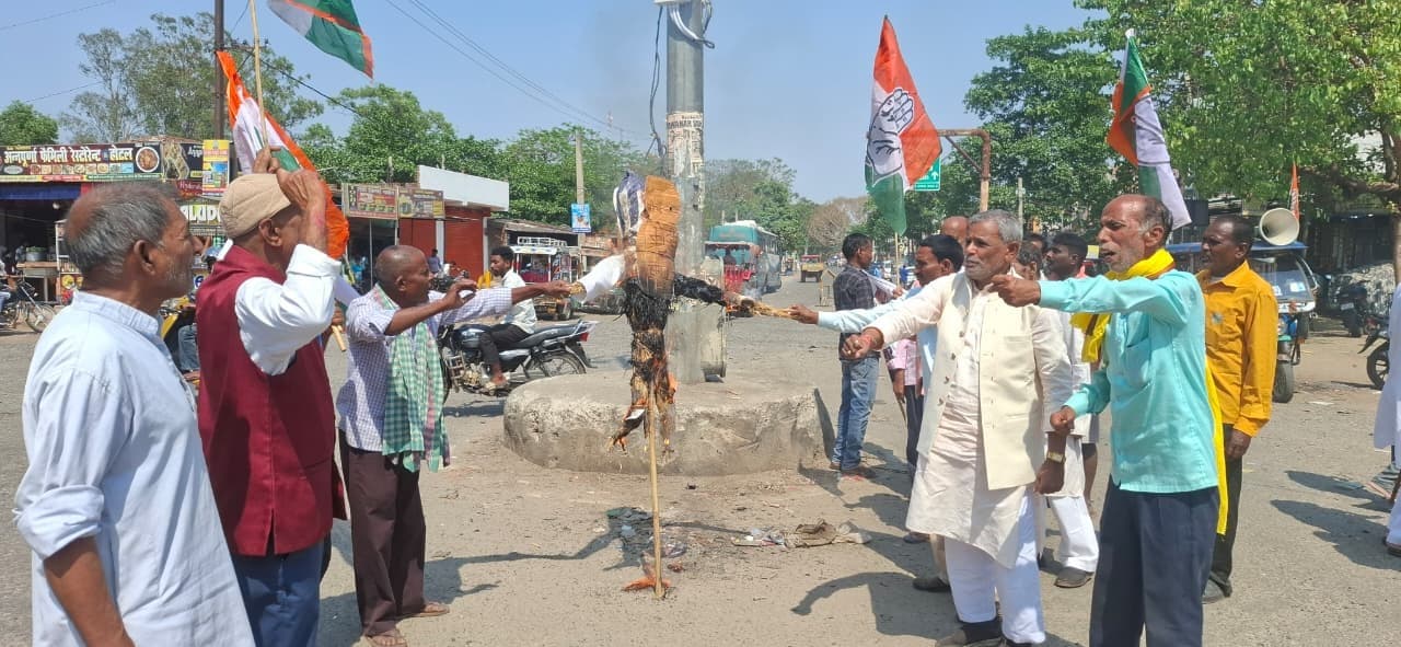 महंगाई व गैस किल्लत के विरोध में कांग्रेसियों का प्रदर्शन