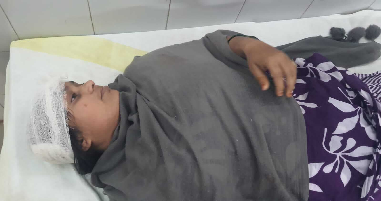 सड़क दुर्घटना में शिक्षिका व पति हुए घायल