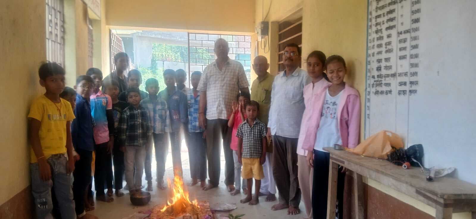 सत्रारंभ पर विद्यालय में हुआ हवन-पूजन, वैदिक मंत्रों के साथ पढ़ाई शुरू