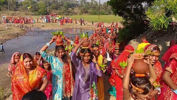 घाट कुराबा में मां वैष्णवी महाकाली पूजा के अवसर पर निकाली गयी भव्य कलश शोभा यात्रा