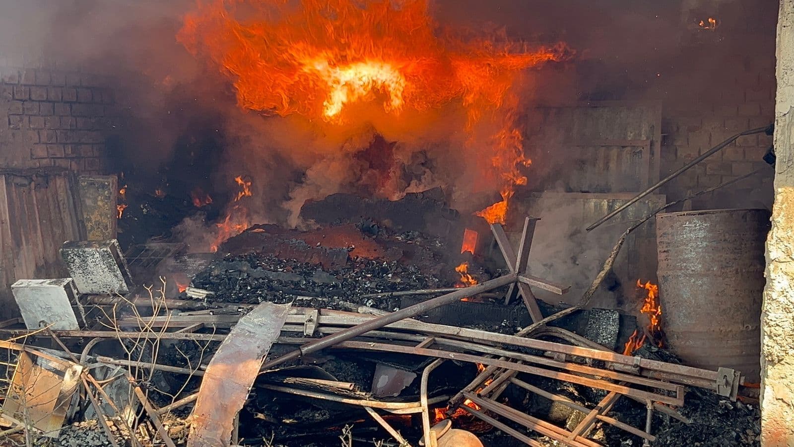 Giridih News :चार मंजिला मकान में लगी आग, स्टोर रूम का सामान जलकर राख