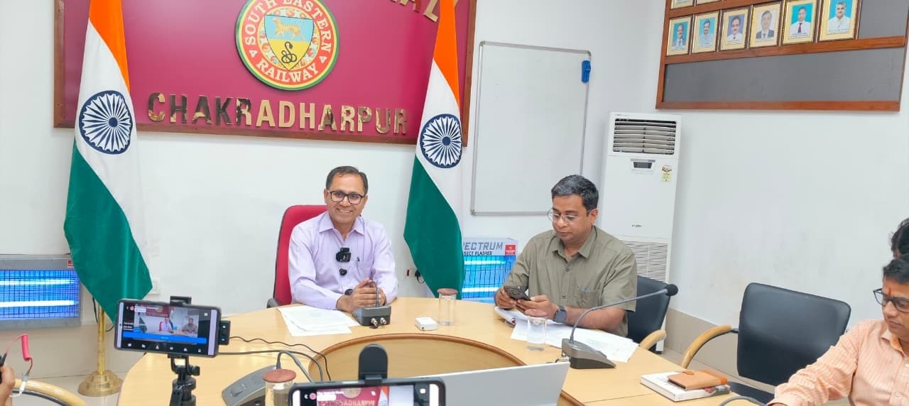 Chaibasa News : ट्रेनों को समय पर चलाने के लिए टाटा से सीकेपी तक बनेगी लूप लाइन : डीआरएम