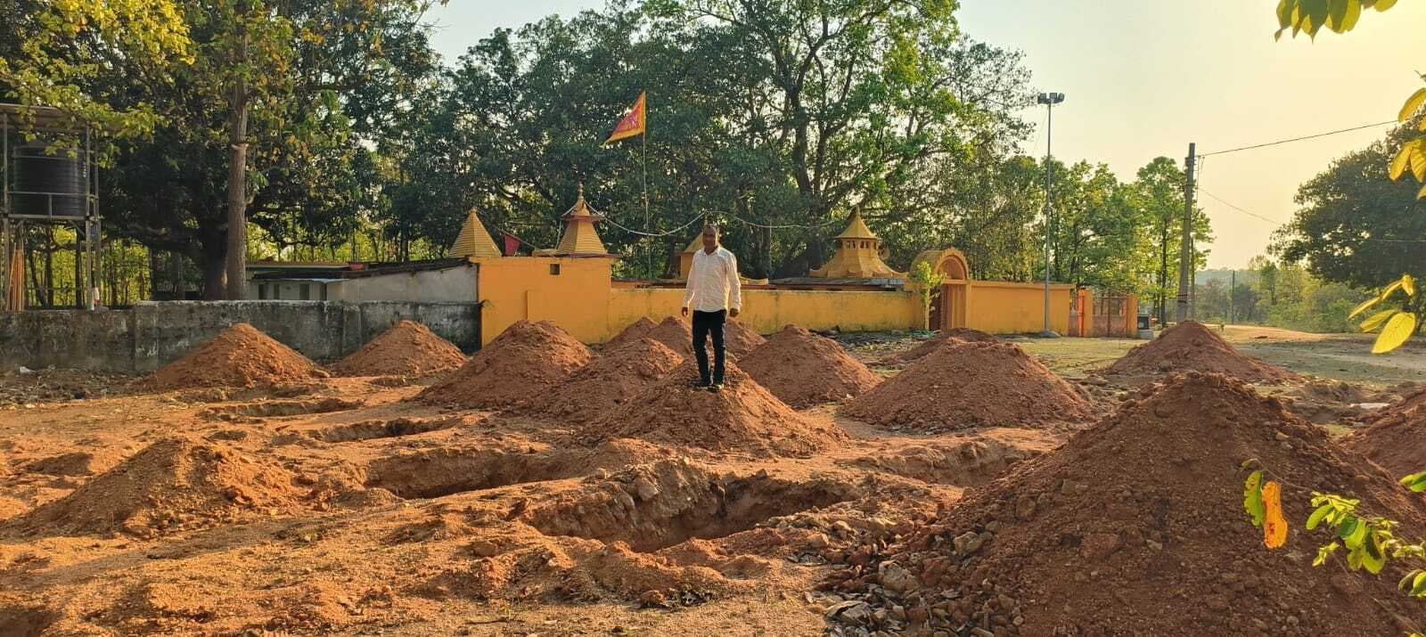 Giridih News :परतमाधाम मंदिर में दो वर्ष बाद शुरू हुआ बहूद्देश्यीय भवन का निर्माण