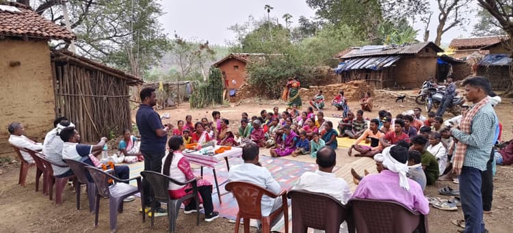 Seraikela Kharsawan News : सड़क नहीं होने से खटिया के सहारे मरीज, चुआं से बुझ रही प्यास