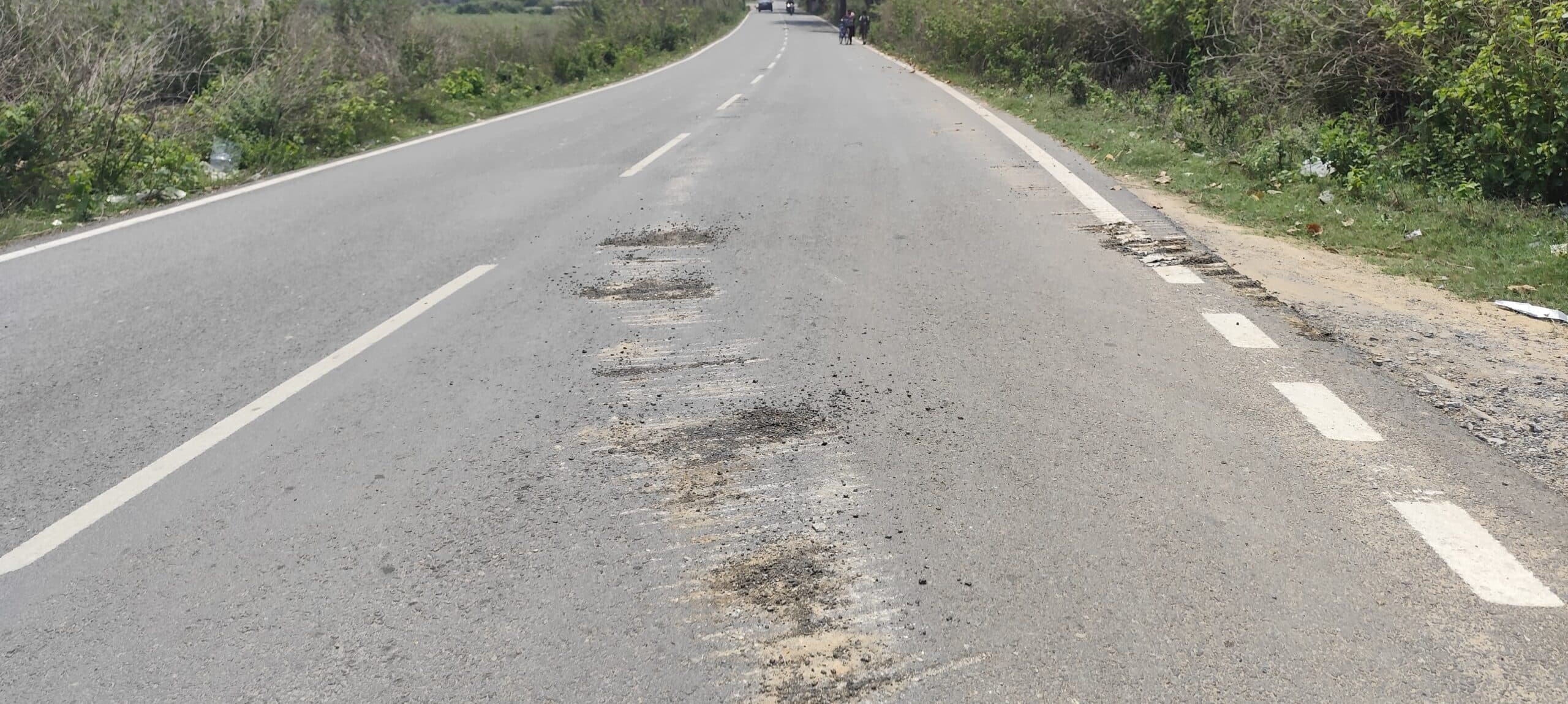 East Singhbhum News : पक्की सड़क पर चेन वाली मशीन चलाने से उखड़ गयी पिच, आक्रोश