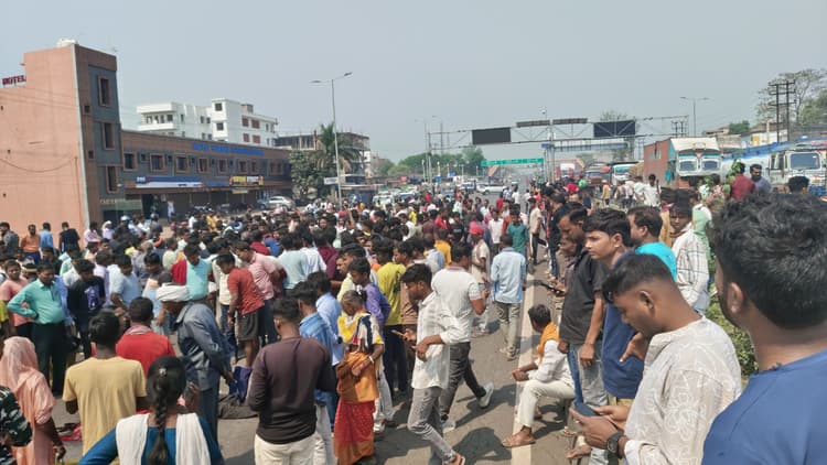 Dhanbad News: वाहन की चपेट में आने से मजदूर की मौत, सड़क जाम