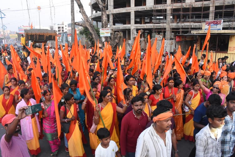 Dhanbad News: एक ही नारा, एक ही नाम जय श्रीराम... से गूंजा शहर