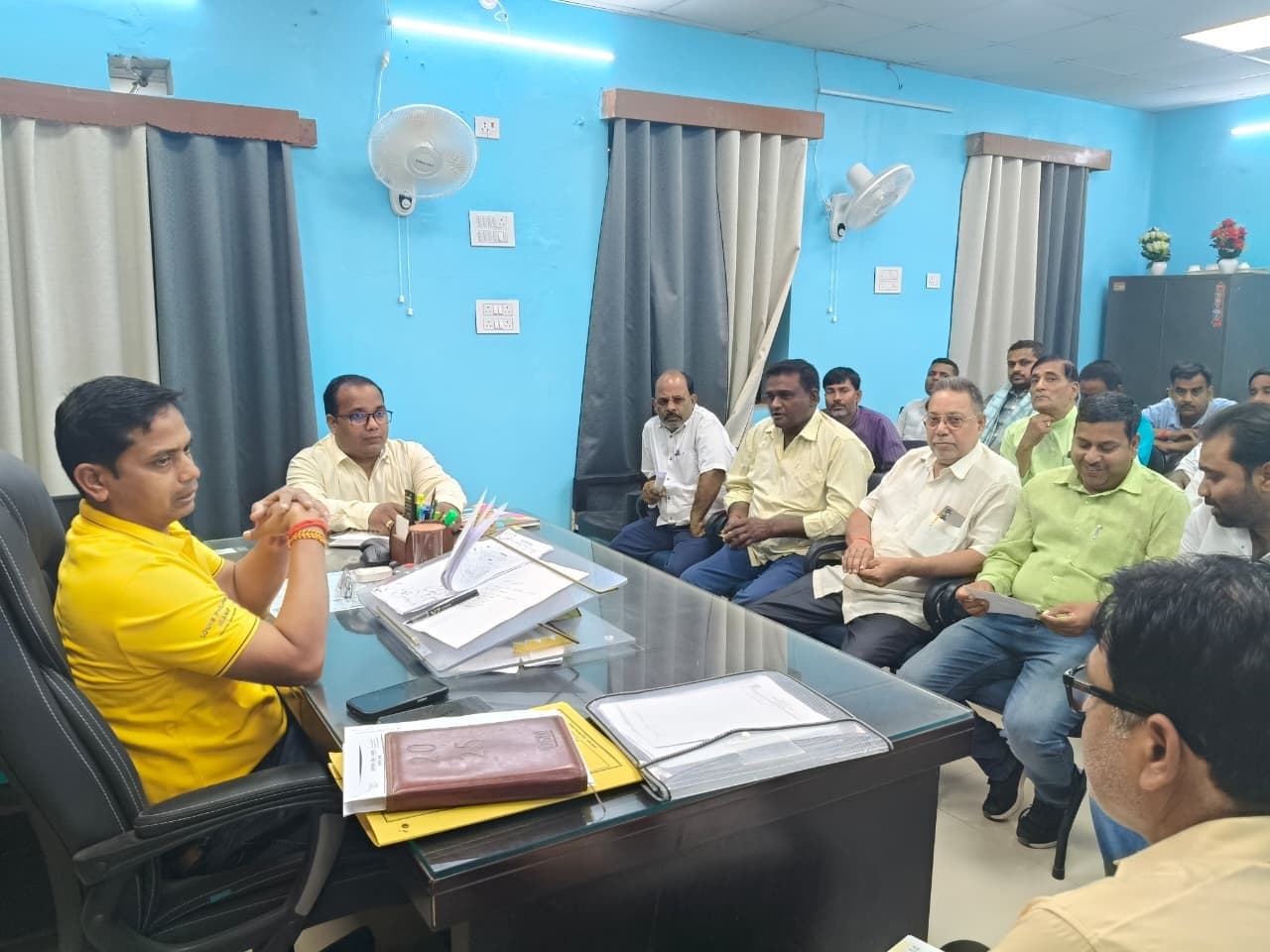 गैस सिलिंडर की जरूरतों को लेकर एसडीएम ने मैरिज लॉन व बैंक्वेट हॉल संचालकों के साथ की बैठक