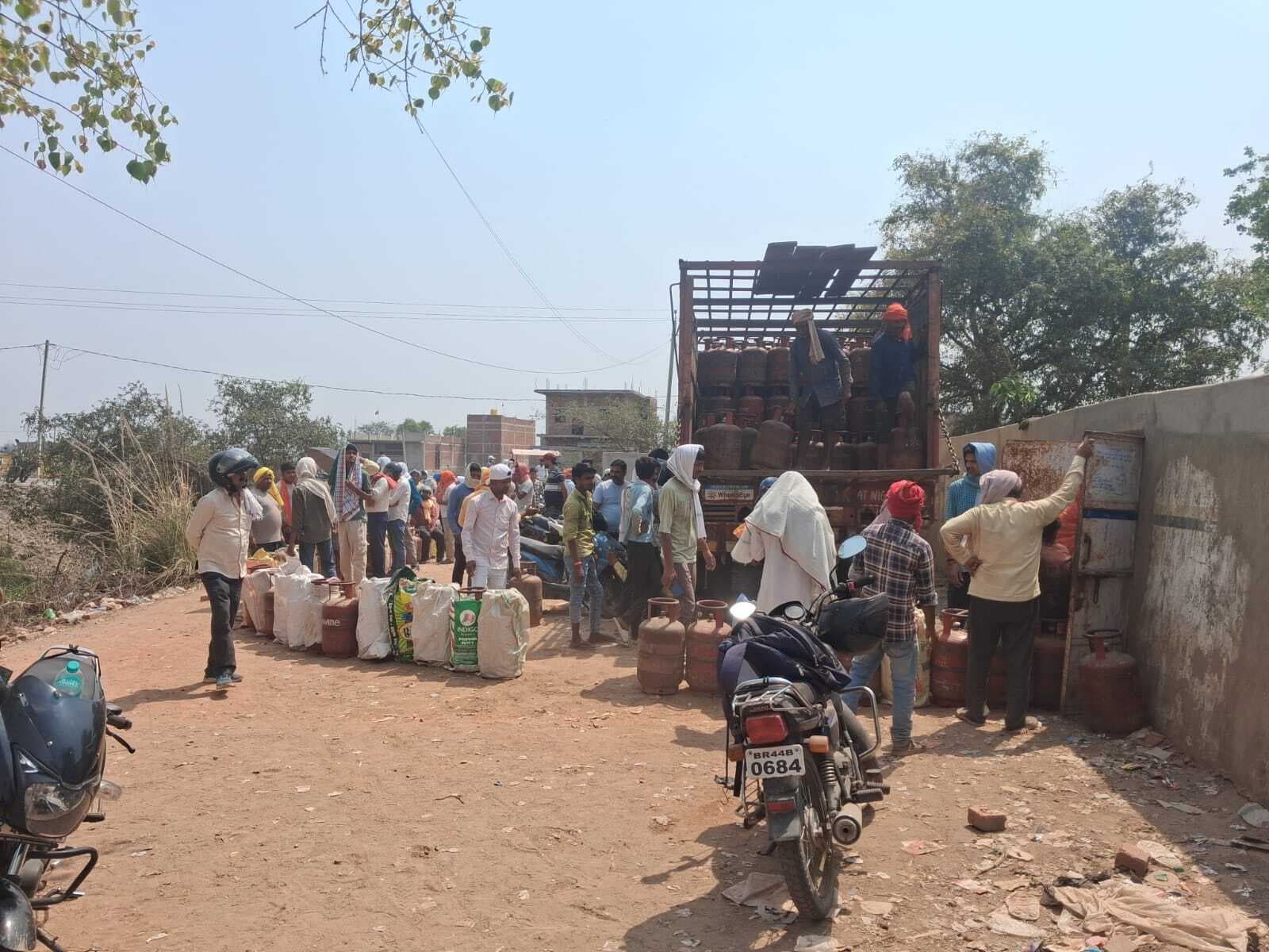 तपती धूप में गैस के लिए झुलस रहे लोग, न छाया, न ही पानी की सुविधा