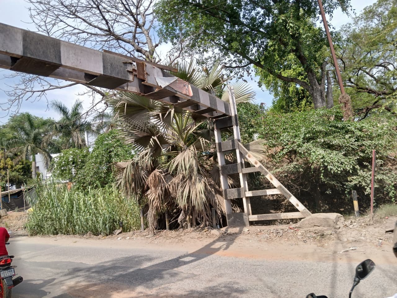 वाहन की टक्कर से हाइट गेज बैरियर क्षतिग्रस्त, हादसे की आशंका